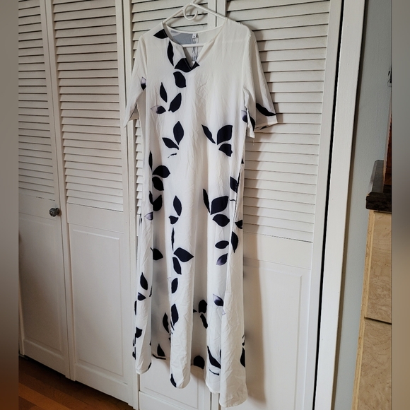 Elegant White and Blue Leaf Print Maxi Dress - Picture 5 of 9